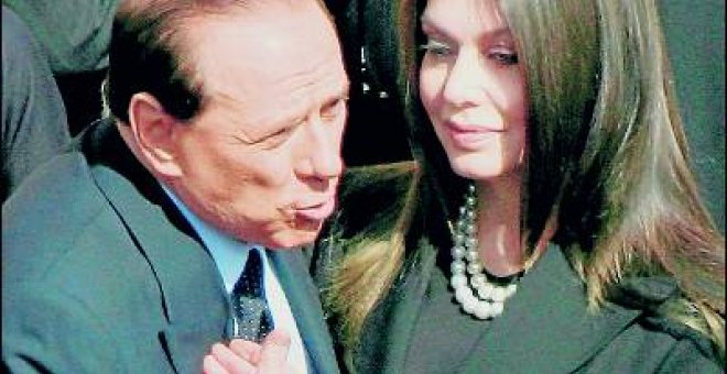 Berlusconi atribuye su divorcioa una conspiración de la izquierda
