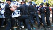 Unos 400 policías cortan la Castellana de Madrid para exigir un plus salarial
