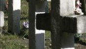 Dos hombres tiran al verterdero los restos de una mujer para dejar sitio a su yerno en la tumba