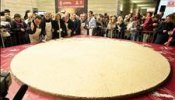 Elaboran las tortas de turrón más grandes del mundo, de tres metros y 550 kilos
