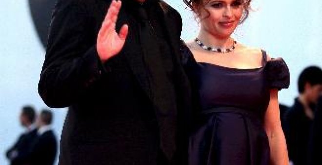 El director de cine Tim Burton y la actriz Helena Bonham Carter, padres de una niña