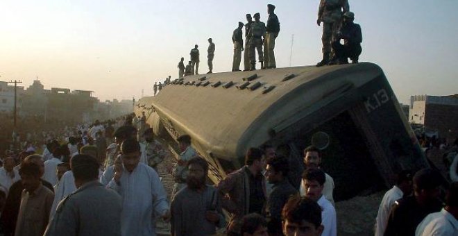 Decenas de muertos y 150 heridos al descarrilar un tren en sur de Pakistán