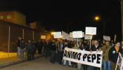 Unos 600 vecinos de Totana arropan ante la cárcel de Murcia al alcalde preso por corrupción urbanística
