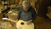 Manuel Bellido, un granadino que mantiene vivo el centenario oficio de luthier