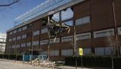 Se derrumba parte del techo de un colegio de Madrid y rompe la fachada sin provocar víctimas