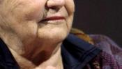 Doris Lessing recibe el Premio Nobel en Londres de manos del embajador sueco