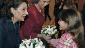 La Reina visita a los niños con cáncer en el Hospital Infantil de El Cairo