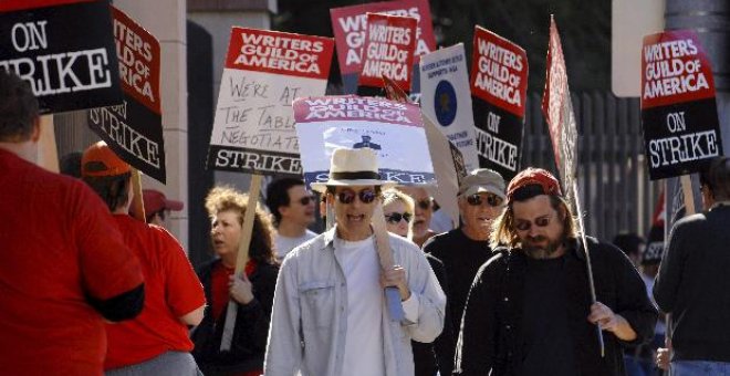 Los líderes del Sindicato de Guionistas de EE.UU. apoyan un acuerdo y piden el fin de la huelga