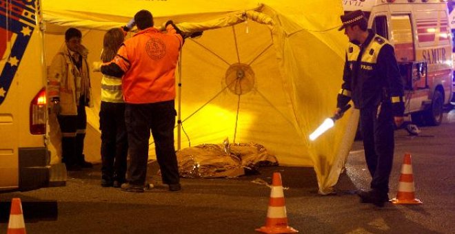 Tres muertos y cuatro heridos al volcar una furgoneta en una calle de Madrid