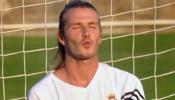Un beso de David Beckham provoca el desmayo de una admiradora