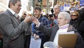 Tortillas, peras y manzanas para defender los derechos de los homosexuales ante la sede del PP