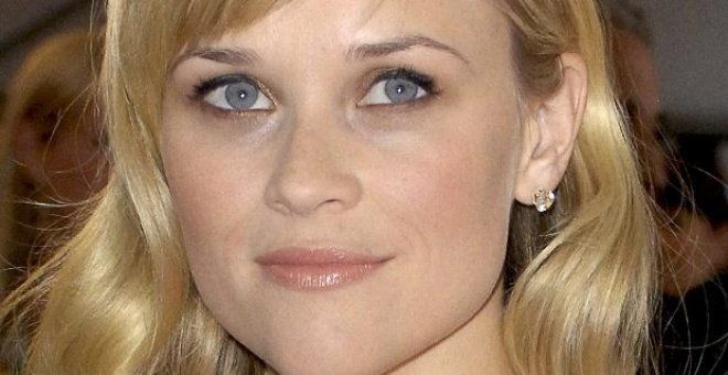 Reese Witherspoon presenta un brazalete en contra de la violencia contra la mujer