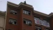 Aplazado el desalojo de un edificio ocupado por neonazis tras amenazar uno con tirarse al vacío