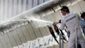 La historia se repite en Barcelona: dominio total de Mercedes y Alonso se queda otra vez fuera