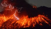 Un volcán entra en erupción en Japón a 50 kilómetros de una planta nuclear