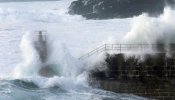 Un golpe de mar arrastra a un niño de 20 meses en Navia (Asturias)