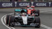 Hamilton comienza la defensa del título firmando la 'pole' en Australia
