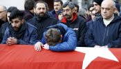 El terrorista que mató a 39 personas en una discoteca de Estambul permanece huido
