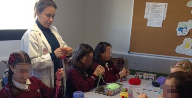 Un colegio concertado oferta talleres de ganchillo para niñas y visitas al Bernabéu para niños