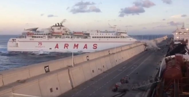 Un ferry con 140 pasajeros choca contra la escollera del puerto de Las Palmas