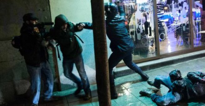 La agresión policial contra dos periodistas y otras cuatro noticias que no debes perderte este jueves 25 de mayo