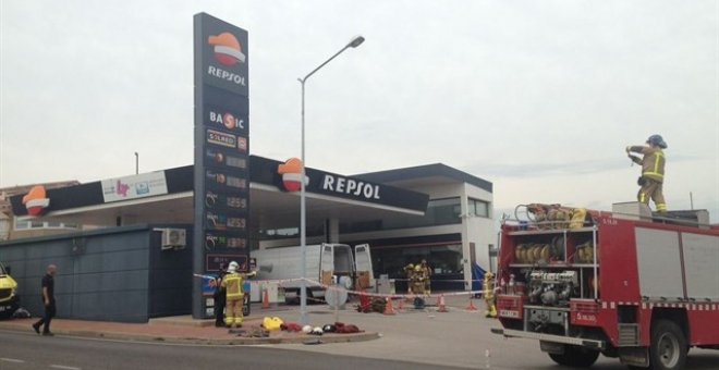 Un muerto y un herido grave por un incendio en una gasolinera de Barcelona