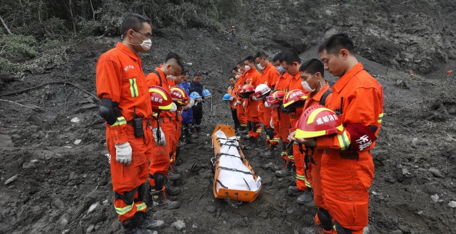 China busca a un centenar de personas tras el alud que sepultó una aldea del Tibet