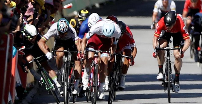 Peter Sagan, descalificado del Tour por tirar de un codazo a Cavendish