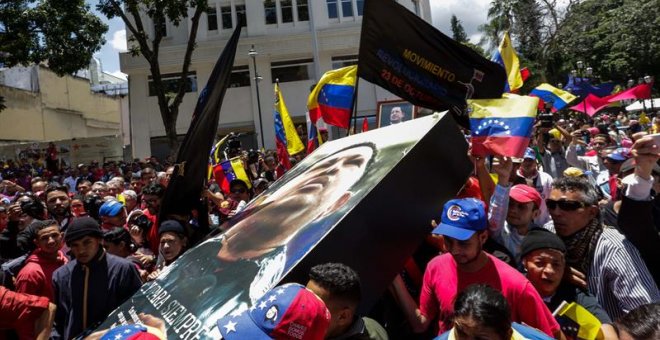 La Asamblea toma posesión arropada por miles de personas y con choques en Caracas
