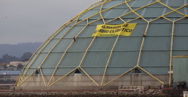Greenpeace protesta en A Coruña para acabar con la quema de carbón