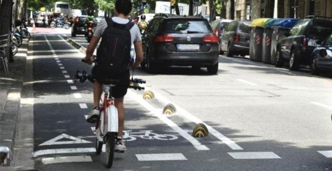 Las bicicletas no podrán circular por la acera a partir del martes en Barcelona
