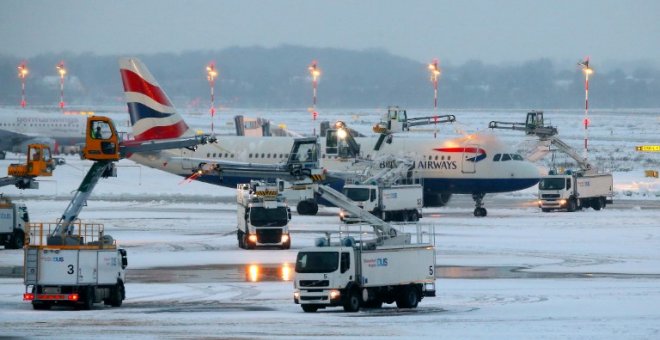 El temporal de nieve y fuertes vientos obliga a cancelar vuelos en media Europa