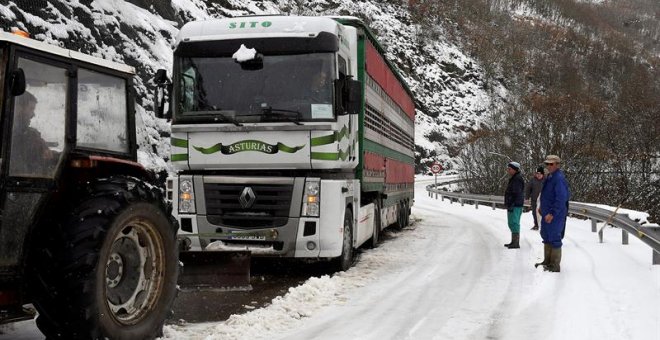 La nieve afecta a más de 100 carreteras y obliga a cortar nueve vías