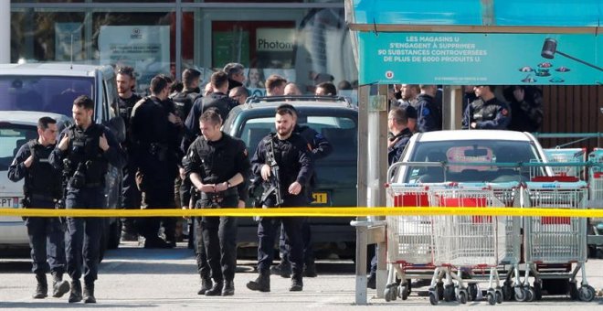 Muere el gendarme que se cambió por un rehén del ataque yihadista del sur de Francia