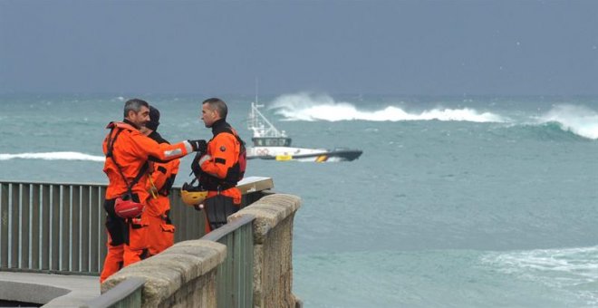 Los servicios de Emergencia buscan a una joven arrastrada por las olas en A Coruña