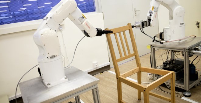 Enseñan a un robot a armar él solo una silla de Ikea en menos de 20 minutos