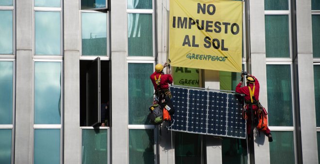 Greenpeace coloca placas solares en el Ministerio de Energía