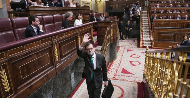 El Gobierno asume su derrota y tilda de "glorioso" que Sánchez tenga que usar los Presupuestos de Montoro