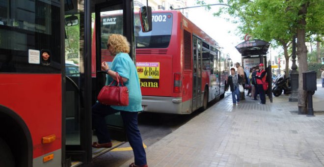 Condenan a la EMT de València a indemnizar con 61.000 euros a una mujer que se cayó en un autobús
