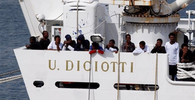 Salvini bloquea el desembarco de 177 migrantes hasta que la UE los reparta