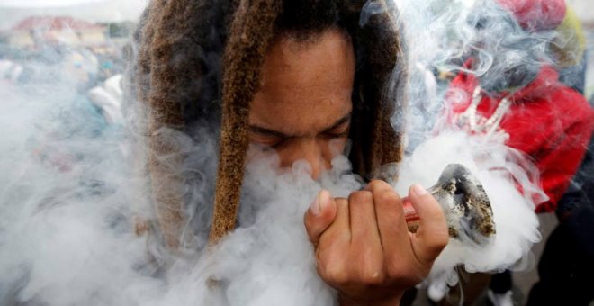Sudáfrica despenaliza el consumo privado de cannabis