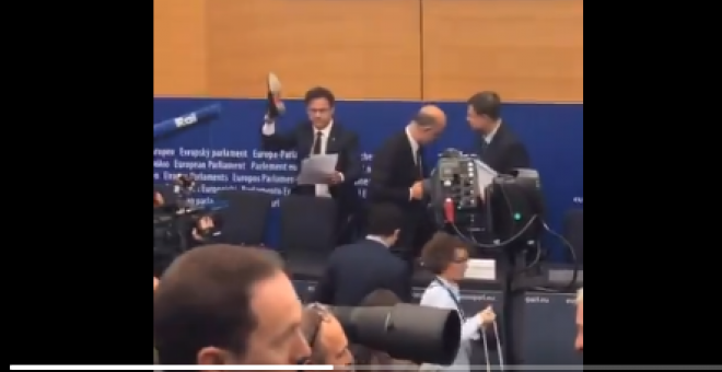 Un eurodiputado italiano de la Liga Norte chafa los papeles de Moscovici con su zapato