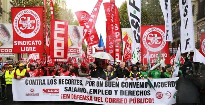 Correos se compromete a negociar con los sindicatos para acabar con la precariedad y el conflicto laboral en la empresa