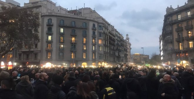 Unos 200 mossos cortan la Gran Vía de Barcelona para exigir la devolución de las pagas extras que les debe el Govern