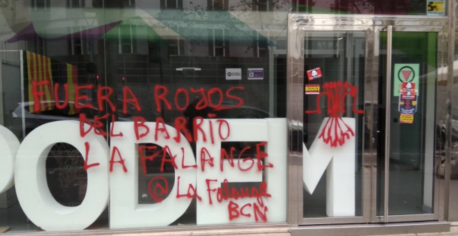 La sede de Podem Catalunya amanece con pintadas falangistas