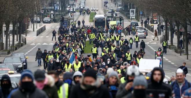 La policía carga contra los chalecos amarillos en su decimocuarta jornada consecutiva en las calles de Francia