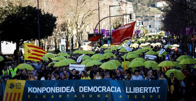 Milers de persones es manifesten a Sant Sebastià en solidaritat amb els dirigents independentistes jutjats