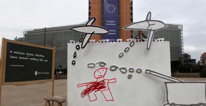 Instalan un dibujo gigante ante las sedes de la UE para pedir ayuda a la infancia en Siria