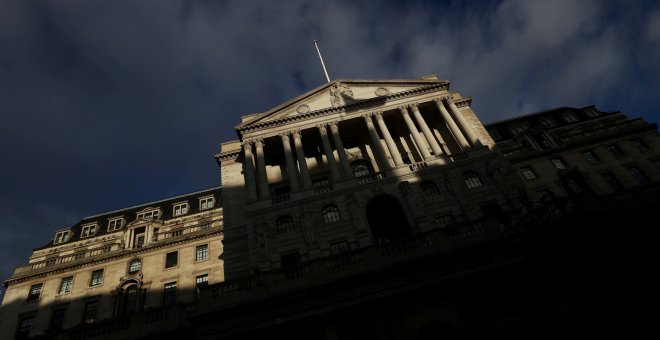 El Banco de Inglaterra mantiene los tipos al ver signos de mejoría económica