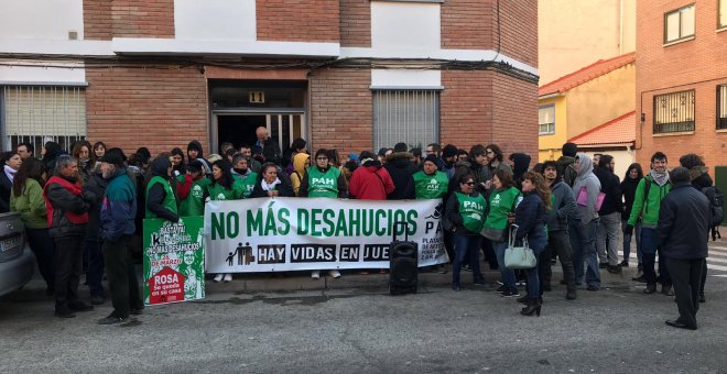 El feminismo y la PAH paralizan un desahucio en Zaragoza